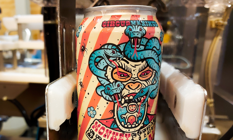 Monkey Python bier blikje op de afvullijn